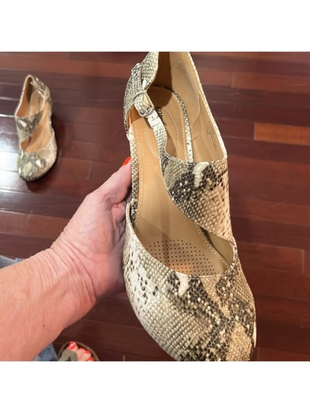 Comfort View Snake Skin design pumps low heel NWOT Size 10 side buckle - Picture 4 of 12